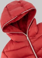 Chamarra color rojo.