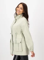 Mujer usando gabardina color gris.