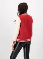 Mujer usando beisbolera color rojo.