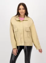 Mujer usando gabardina color café claro.
