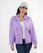 Mujer usando gabardina color lila.