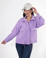 Mujer usando gabardina color lila.