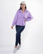 Mujer usando gabardina color lila.