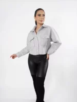 Mujer usando abrigo color blanco.