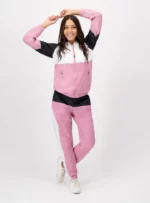 Mujer usando conjunto de pants color lila, negro y blanco.