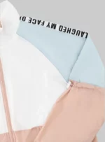 Chamarra para mujer de color blanco, rosa y azul pastel.