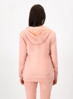 Mujer usando conjunto de pants color rosa palo.