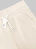 Pants de color beige.