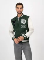 Hombre usando chamarra beisbolera color verde y blanco.