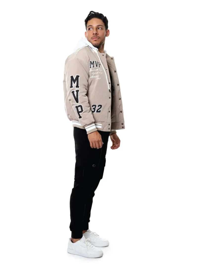 Ropa al mayoreo - Hombre con chamarra beisbolera beige MVP, pantalones negros y tenis blancos - bonavi ropa al mayoreo
